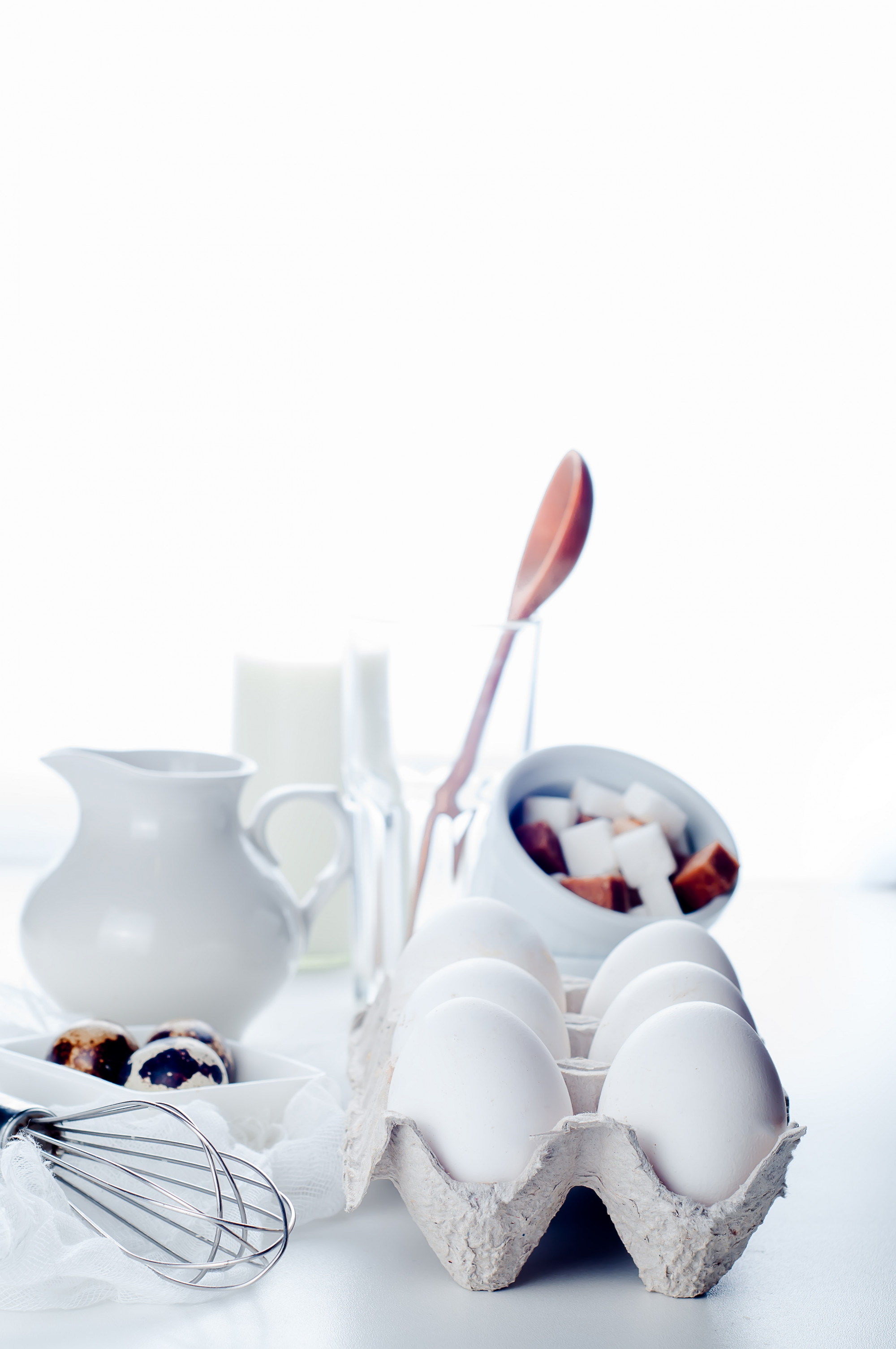 Interno di cucina didattica con stoviglie eleganti
