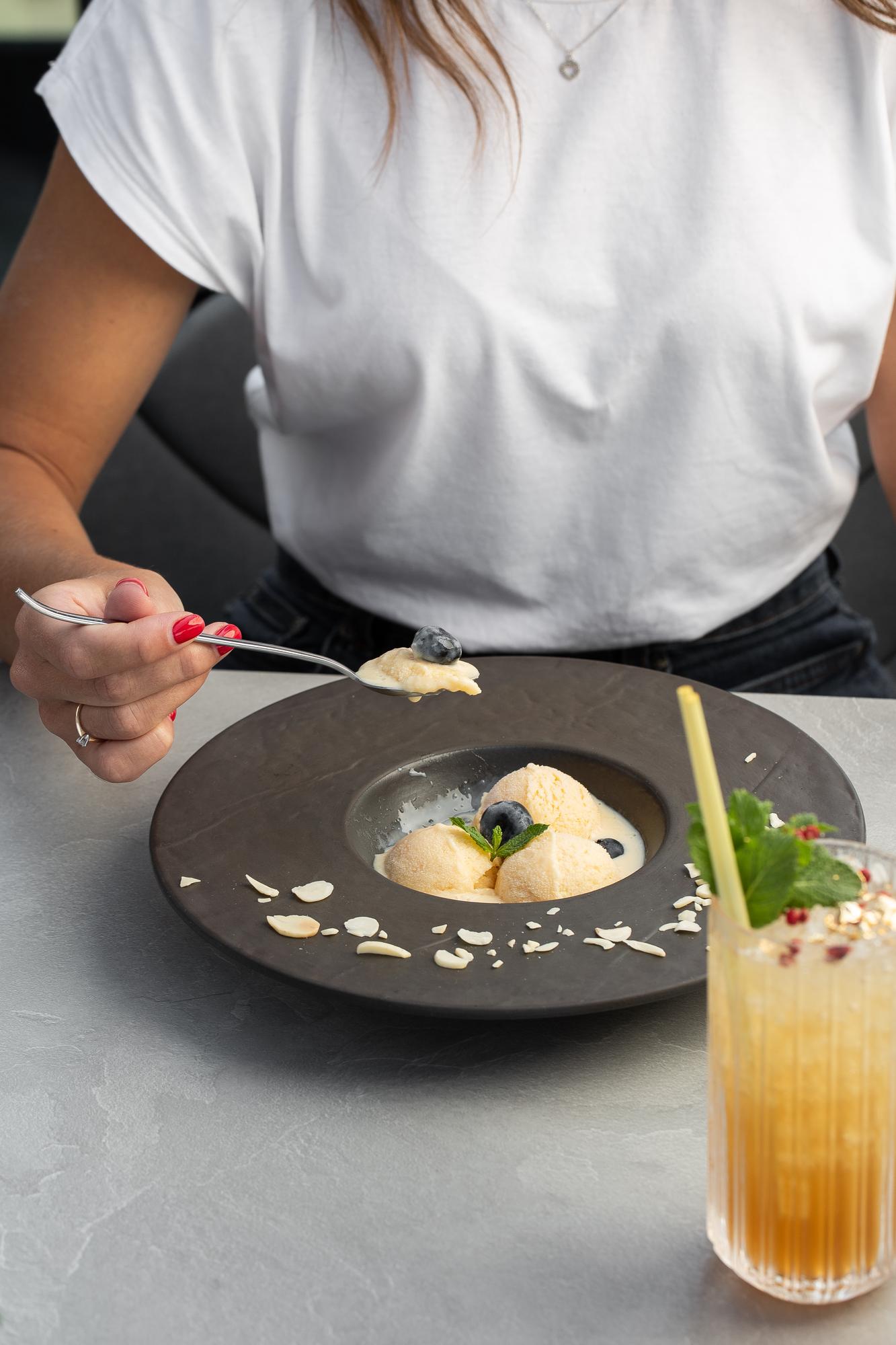 Plating elegante con dettagli arrotondati