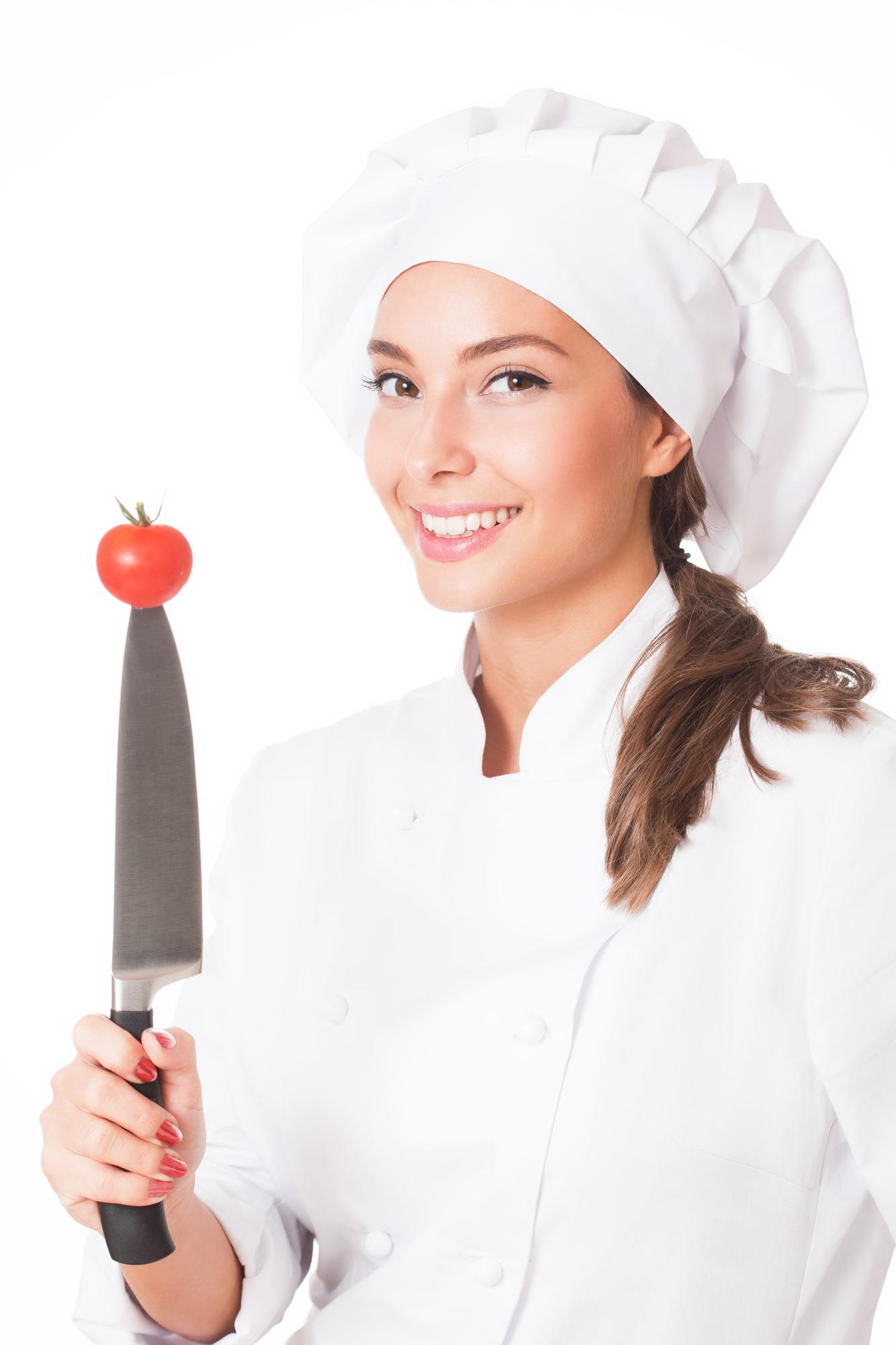 Studente che impara tecniche di taglio in cucina professionale